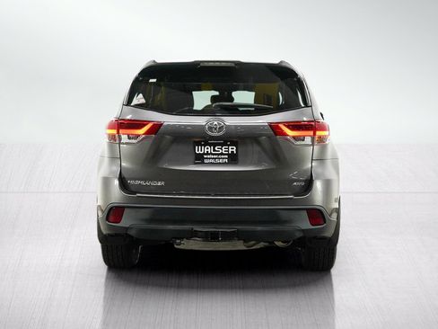 Used 2018 Toyota Highlander LE AWD/4WD image 4
