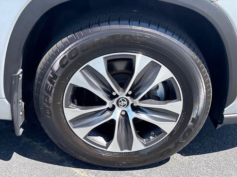 Used 2022 Toyota Highlander XLE AWD/4WD image 32