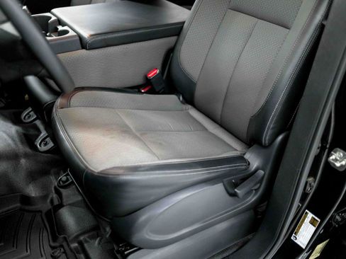 Used 2017 Nissan Titan S image 68