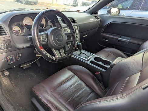 Used 2014 Dodge Challenger SXT image 9