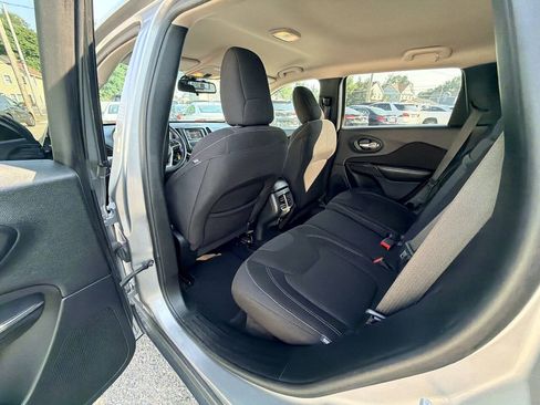 Used 2016 Jeep Cherokee Latitude AWD/4WD image 46