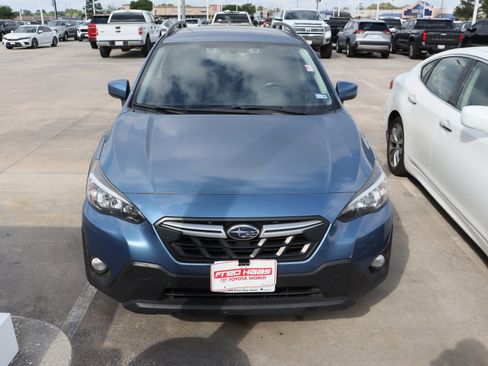 Used 2022 Subaru Crosstrek 2.0i Premium image 3