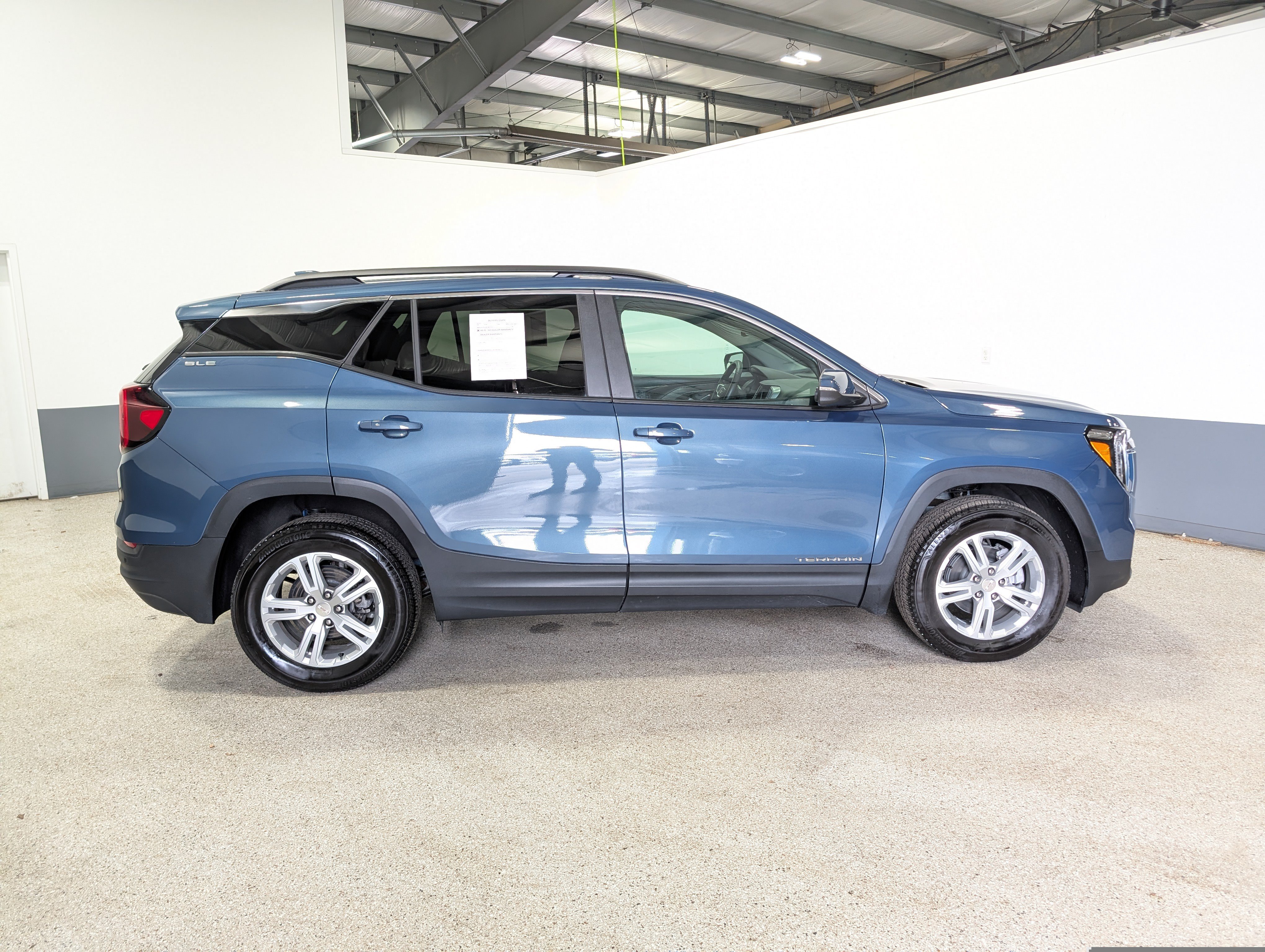 Used 2024 GMC Terrain SLE w/ Driver Convenience Package AWD/4WD image 2