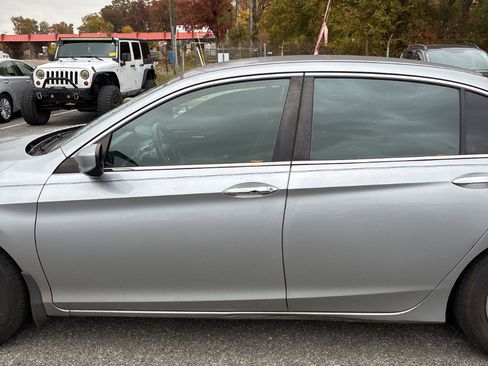 Used 2017 Honda Accord LX image 8