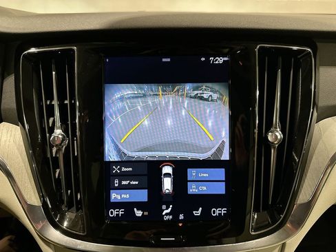 Used 2022 Volvo V60 T5 Cross Country image 16