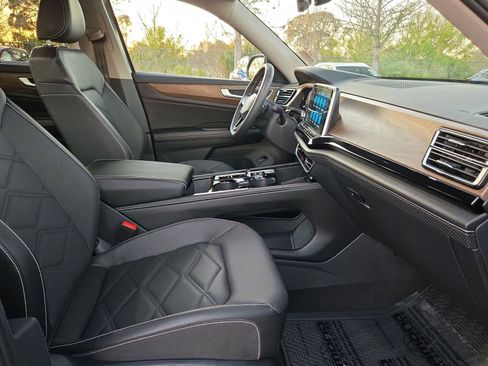 Used 2024 Volkswagen Atlas SE image 28