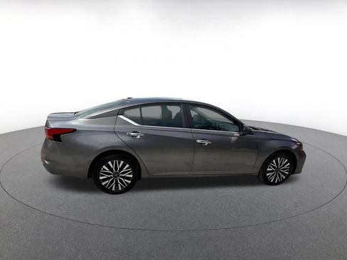 Used 2025 Nissan Altima 2.5 SV FWD image 15