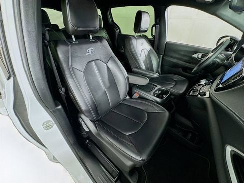 Used 2024 Chrysler Pacifica Touring-L w/ S Appearance Package image 29