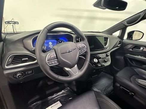 Used 2025 Chrysler Pacifica Select FWD image 16