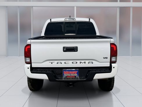 Used 2016 Toyota Tacoma TRD Off-Road w/ Premium & Technology Package image 5