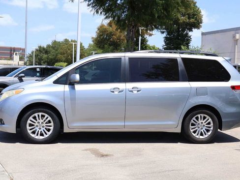 Used 2014 Toyota Sienna XLE FWD image 3