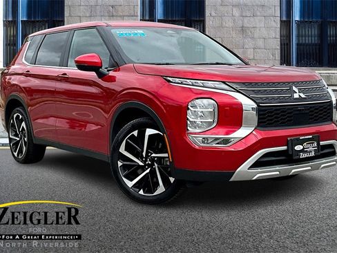 Used 2023 Mitsubishi Outlander SE image 1