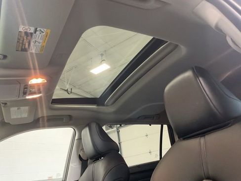 Used 2020 Toyota Highlander XLE image 18