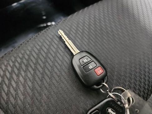 Used 2019 Toyota Highlander LE AWD/4WD image 32