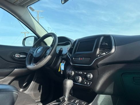 Used 2020 Jeep Cherokee Latitude FWD image 27