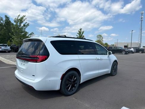 Used 2022 Chrysler Pacifica Touring-L w/ Uconnect Theater Family Group AWD/4WD image 6