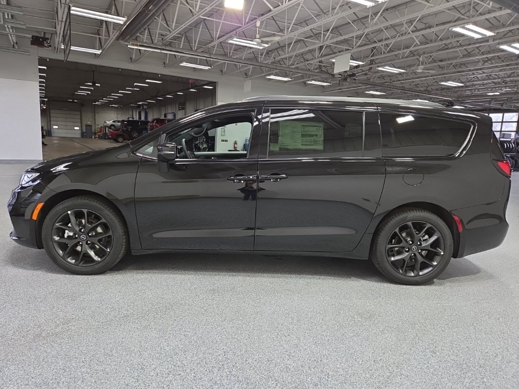 New 2026 Chrysler Pacifica Select w/ S Appearance Package FWD image 4