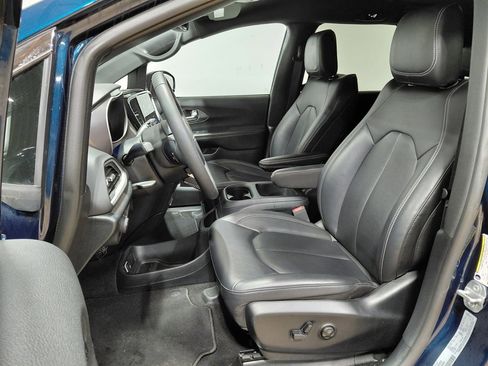 Used 2025 Chrysler Pacifica Select image 3