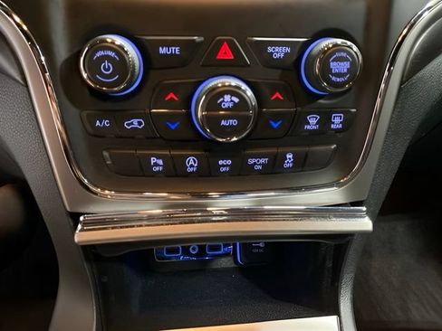 Used 2018 Jeep Grand Cherokee Laredo AWD/4WD image 19