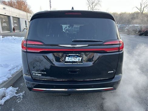 Used 2022 Chrysler Pacifica Touring-L image 7