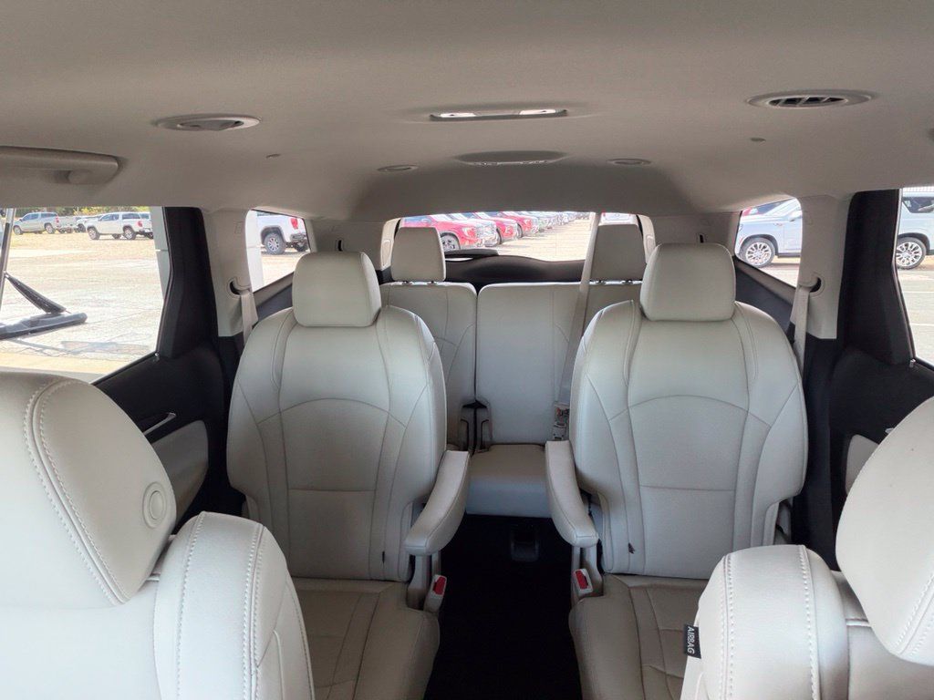 Used 2022 Buick Enclave Essence w/ Sport Touring Edition FWD image 27
