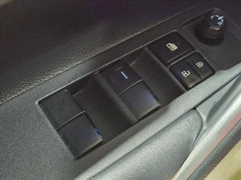 Used 2023 Toyota Corolla Cross XLE w/ Convenience Package FWD image 12