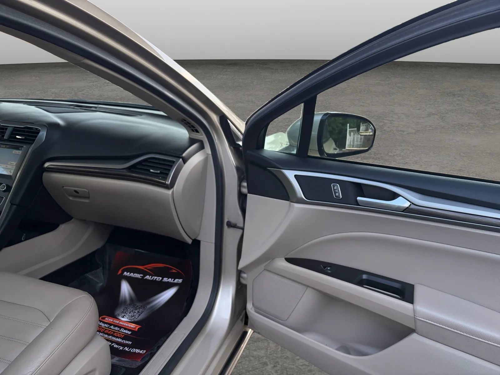 Used 2017 Ford Fusion Energi SE FWD image 19