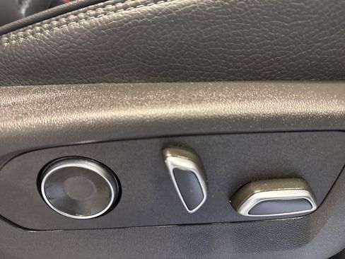 Used 2025 GMC Yukon XL Denali image 35