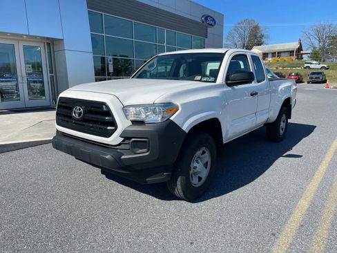 Used 2016 Toyota Tacoma SR image 2