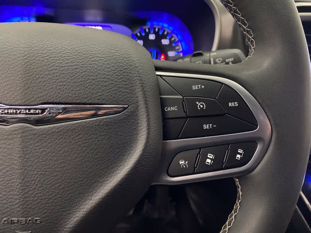Used 2025 Chrysler Pacifica Select FWD image 20