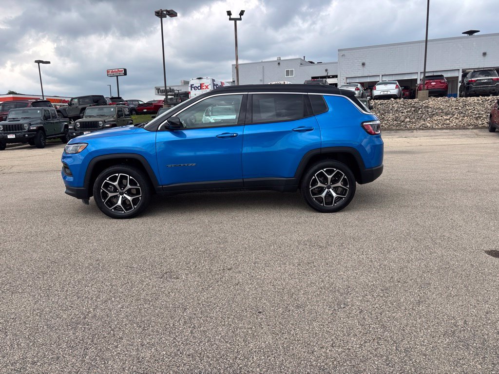 Used 2025 Jeep Compass Limited AWD/4WD image 2