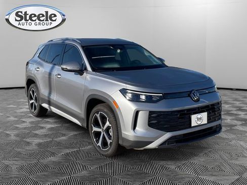 New 2025 Volkswagen Tiguan SE image 7