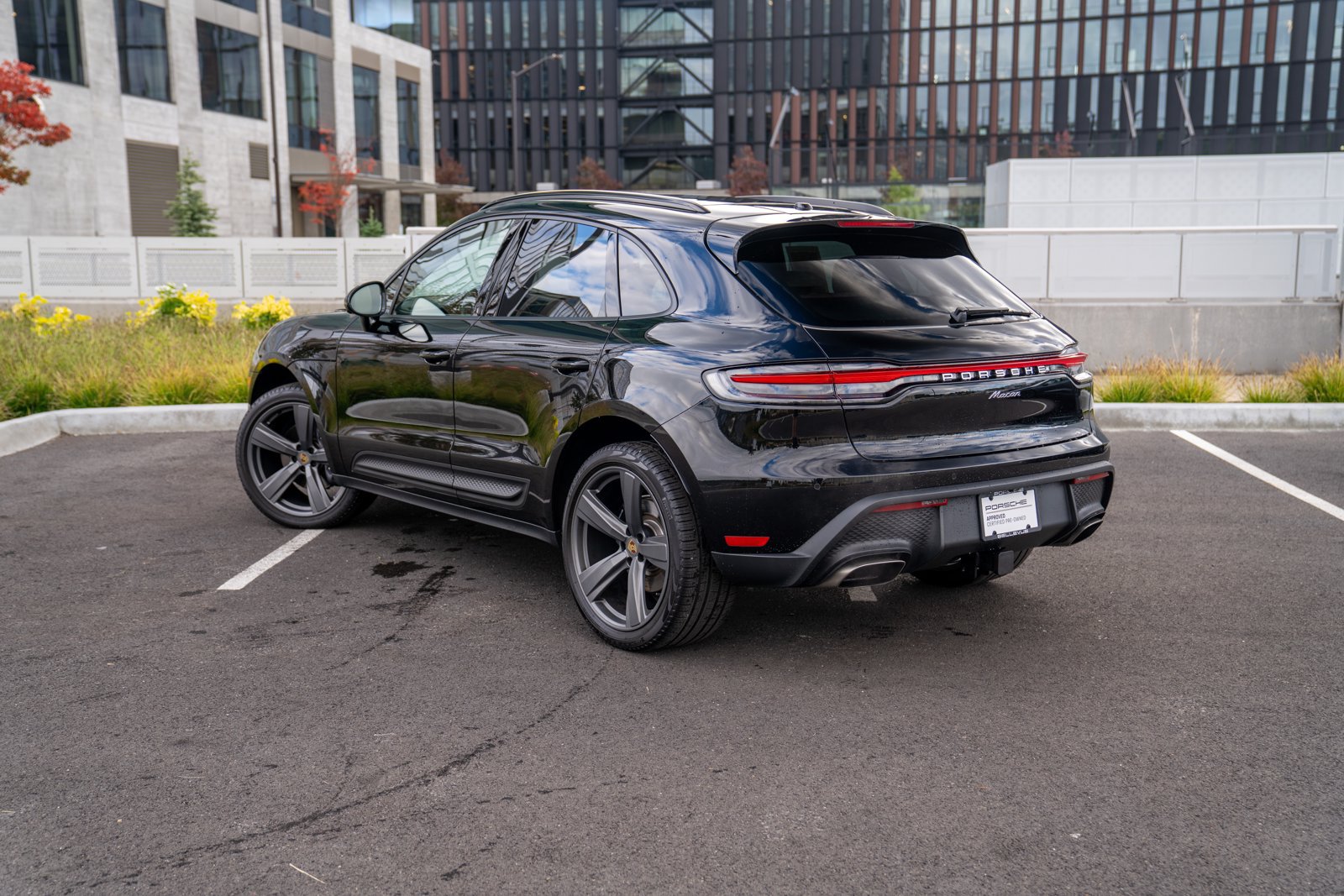 Certified 2026 Porsche Macan AWD/4WD image 3