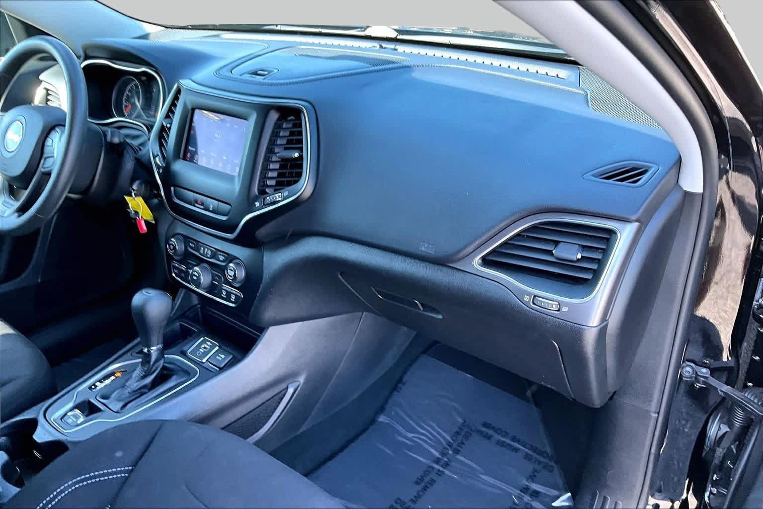 Used 2021 Jeep Cherokee Latitude FWD image 17