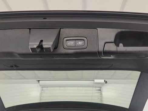 Used 2022 Volvo XC60 B5 Momentum image 22