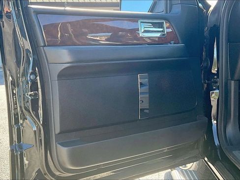 Used 2016 Lincoln Navigator Select image 18