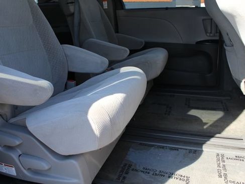 Used 2017 Toyota Sienna LE FWD image 24
