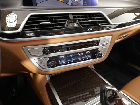 Used 2020 BMW 750i xDrive w/ Executive Package AWD/4WD image 59