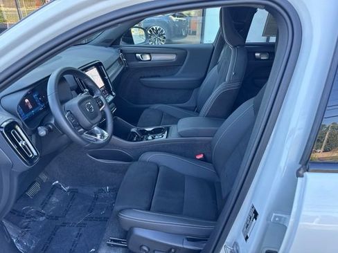 Certified 2025 Volvo XC40 B5 Plus AWD/4WD image 20