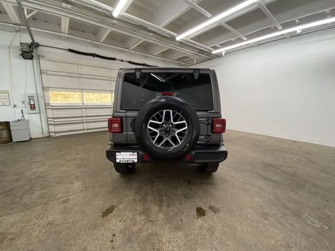 Used 2025 Jeep Wrangler Sahara image 5