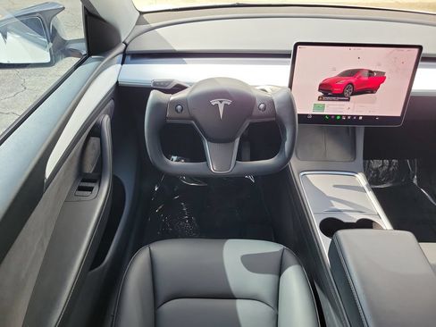 Used 2024 Tesla Model Y Long Range AWD/4WD image 18