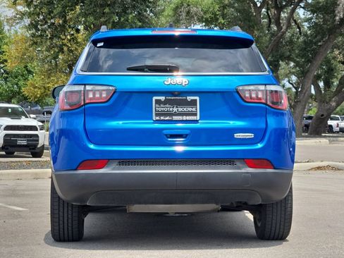 Used 2018 Jeep Compass Latitude w/ Popular Equipment Group FWD image 4