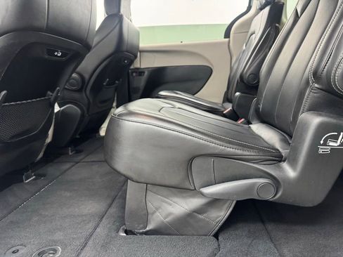 Used 2023 Chrysler Pacifica Touring-L FWD image 42