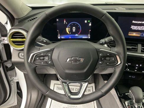 Used 2025 Chevrolet Trax ACTIV FWD image 16
