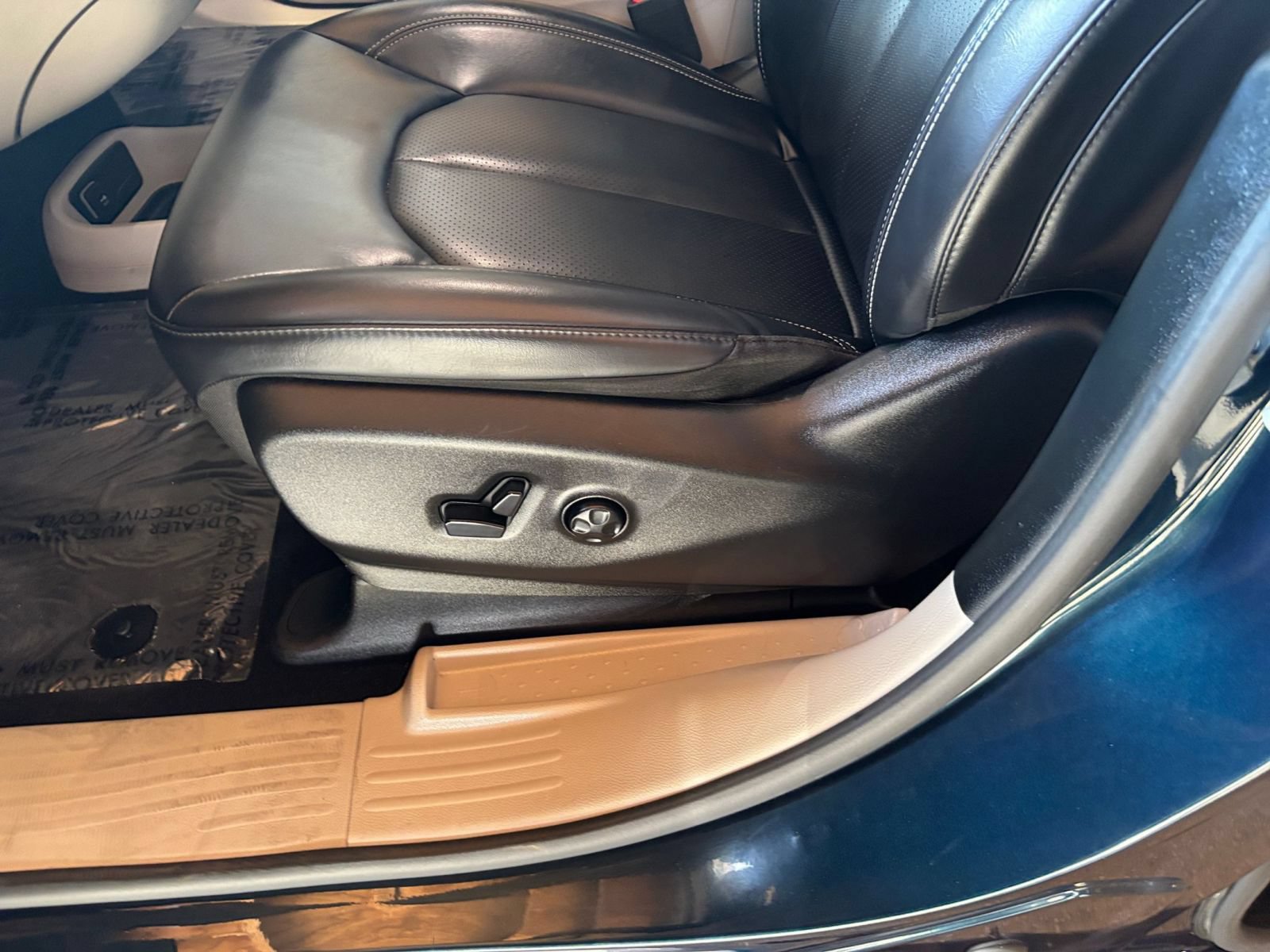 Used 2023 Chrysler Pacifica Touring-L FWD image 22