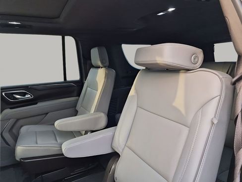 Used 2023 GMC Yukon XL SLT w/ SLT Premium Package image 19