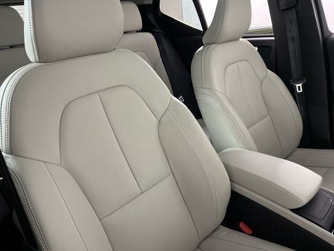Certified 2025 Volvo XC40 B5 Ultra image 26