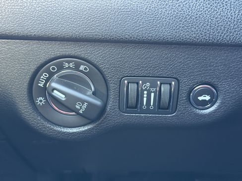 Used 2015 Chrysler 300 C image 26