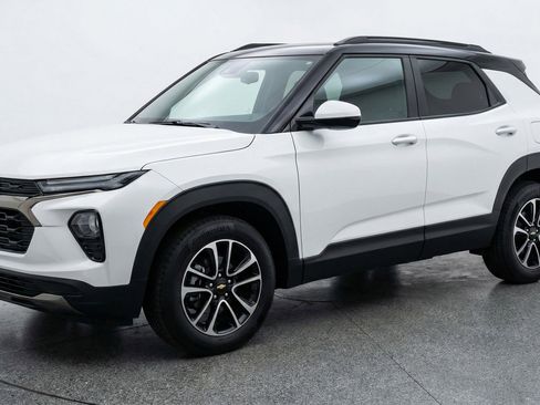 Used 2025 Chevrolet TrailBlazer LT image 3