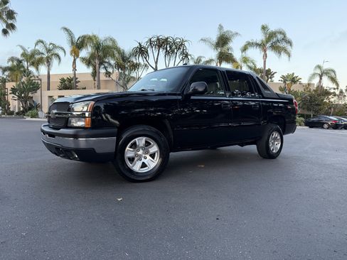 Used 2005 Chevrolet Avalanche LT w/ Preferred Equipment Group image 1
